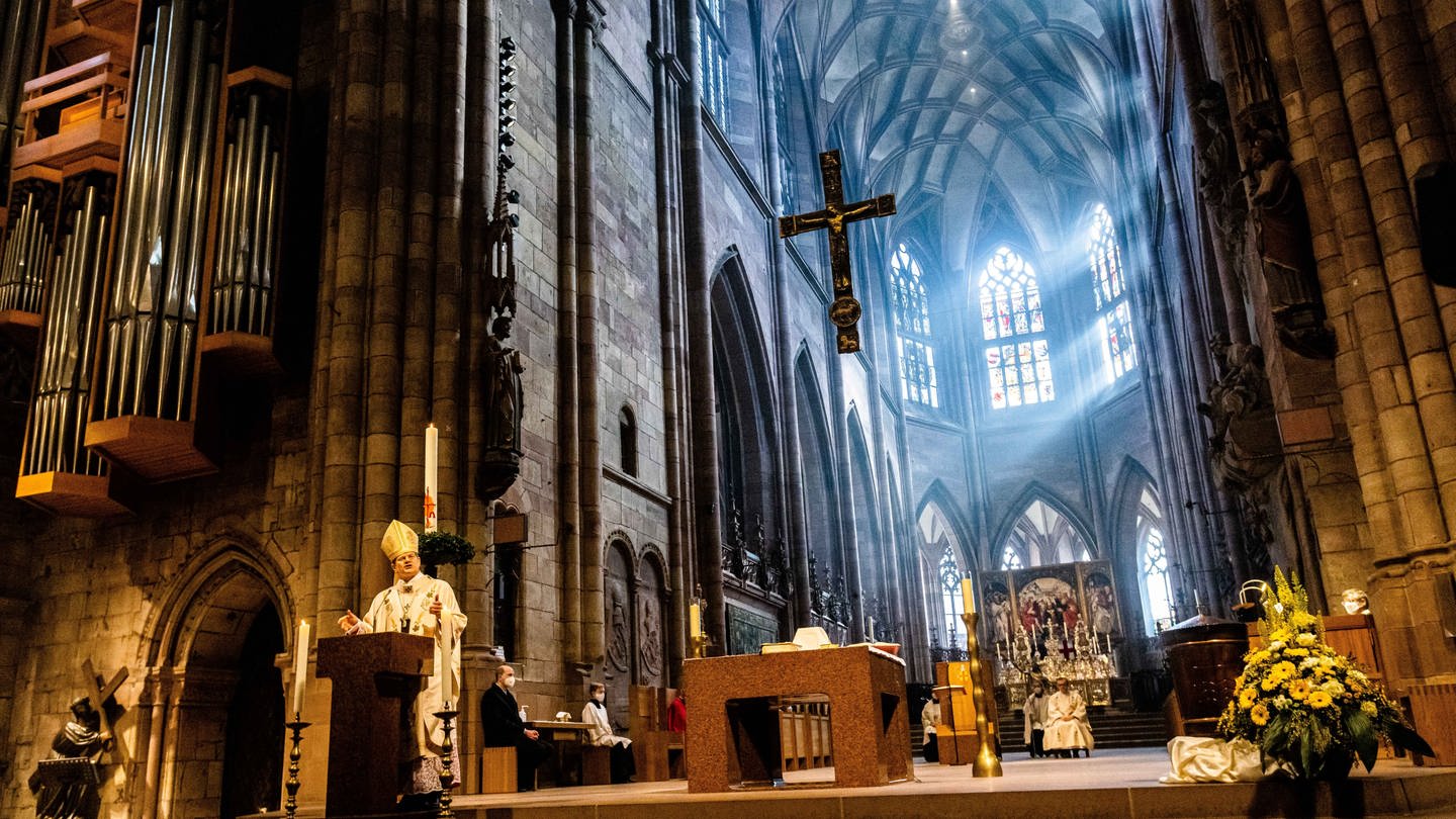 Erzbischof Stephan Burger spricht zu den Gläubigen während des Pontifikalamtes zum Ostersonntag im Freiburger Münster. (Foto: dpa Bildfunk, Archivbild/picture alliance/dpa | Philipp von Ditfurth)
