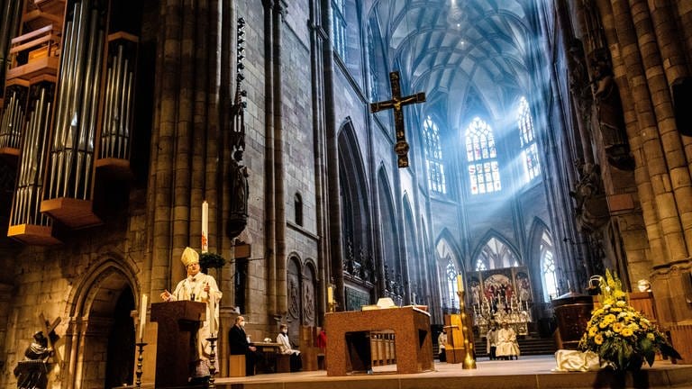 Erzbischof Stephan Burger spricht zu den Gläubigen während des Pontifikalamtes zum Ostersonntag im Freiburger Münster.  (Foto: dpa Bildfunk, Archivbild/picture alliance/dpa | Philipp von Ditfurth)