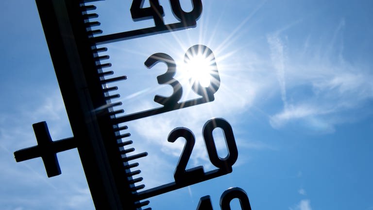 Thermometer zeigt 30 Grad an