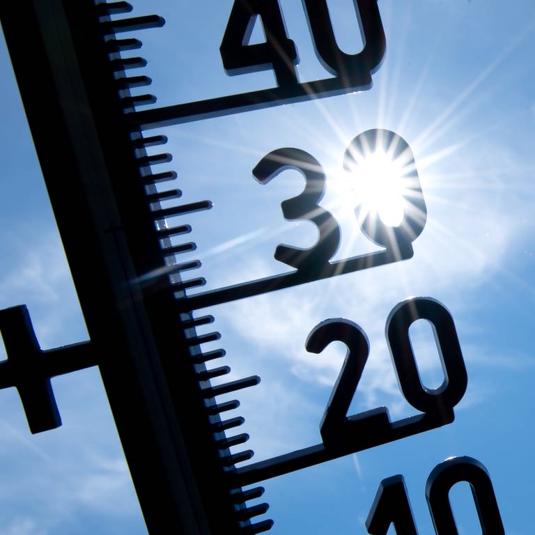 Thermometer zeigt 30 Grad an