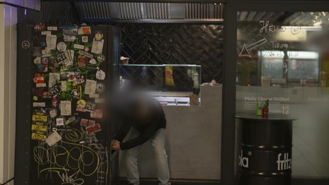 Ein junger Mann kauft 1D-LSD an einem Stuttgarter Automaten.
