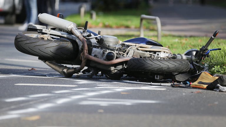 Symbolbild: Motorrad liegt nach einem Unfall auf der Straße