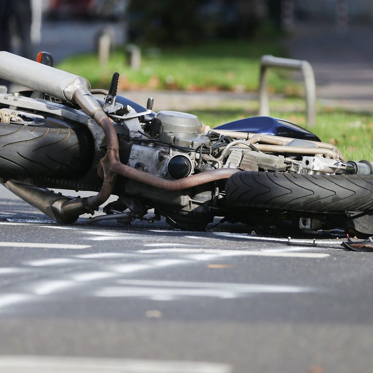 Symbolbild: Motorrad liegt nach einem Unfall auf der Straße