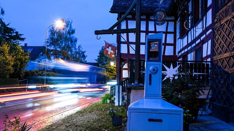 Eine Radarfalle steht an der Straße am Gasthaus "Sonne" in Landschlacht am Bodensee im Schweizer Kanton Thurgau. 
