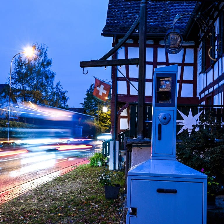 Eine Radarfalle steht an der Straße am Gasthaus "Sonne" in Landschlacht am Bodensee im Schweizer Kanton Thurgau. 