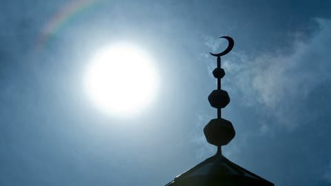 Halbmond auf einer Moschee vor blauem Himmel (Foto: dpa Bildfunk, picture alliance / dpa / Boris Roessler)