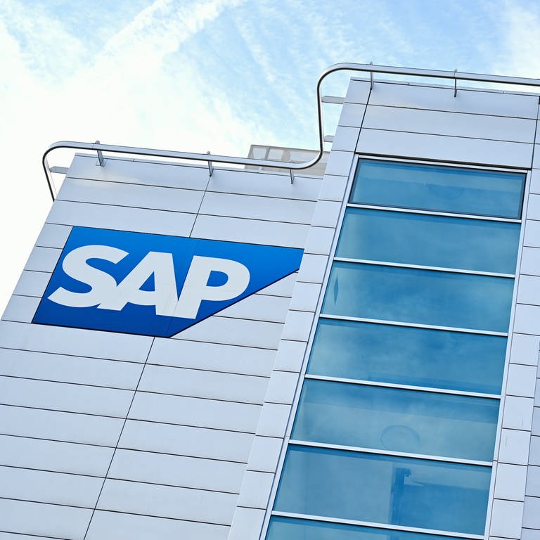 Ein Firmenlogo des Softwarekonzerns SAP ist an einem Firmengebäude angebracht.  (Foto: dpa Bildfunk, picture alliance/dpa | Uwe Anspac)