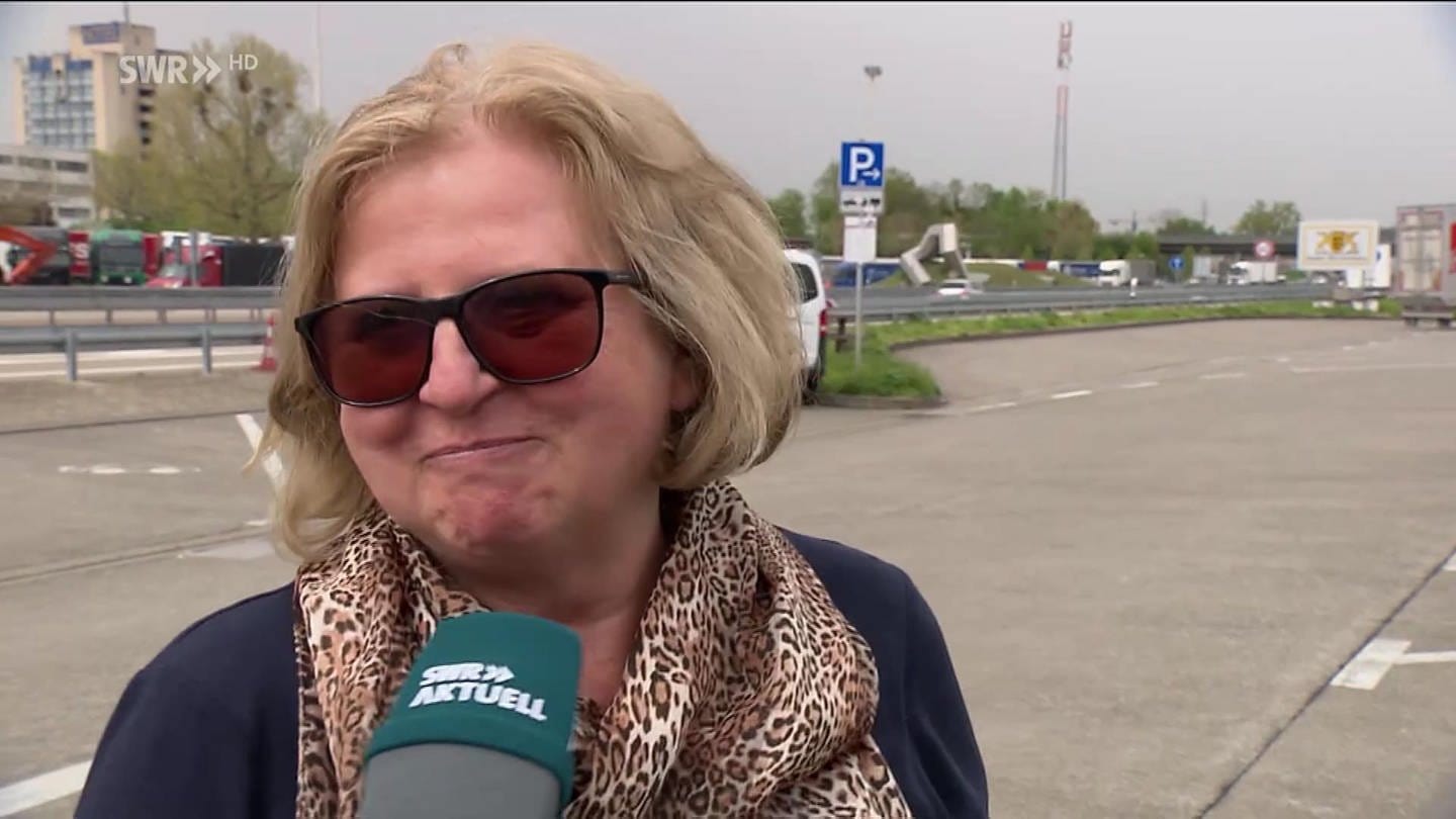 eine Autofahrerin nahe der Schweizer Grenze im Interview (Foto: SWR)