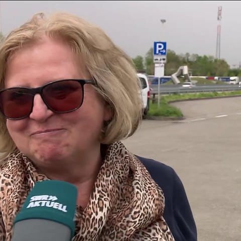 eine Autofahrerin nahe der Schweizer Grenze im Interview (Foto: SWR)
