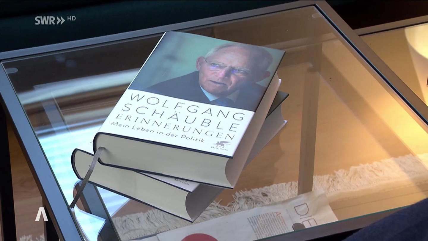 zwei Exemplare von Schäubles Memoiren liegen übereinander auf einem Glastisch (Foto: SWR)