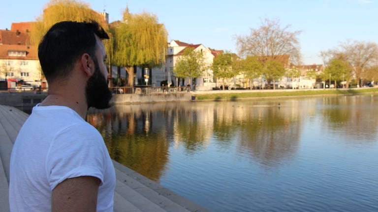 Wissam Ibrahim schaut auf einen kleinen See in Böblingen. (Foto: SWR)