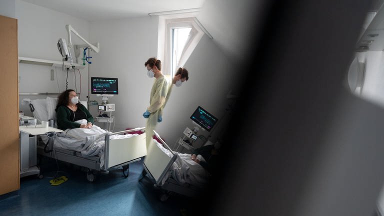 Die Corona-Pandemie verlagert sich zunehmend auf die Normalstationen der Krankenhäuser - zum Beispiel im Klinikum Stuttgart. (Foto: dpa Bildfunk, picture alliance/dpa | Marijan Murat)