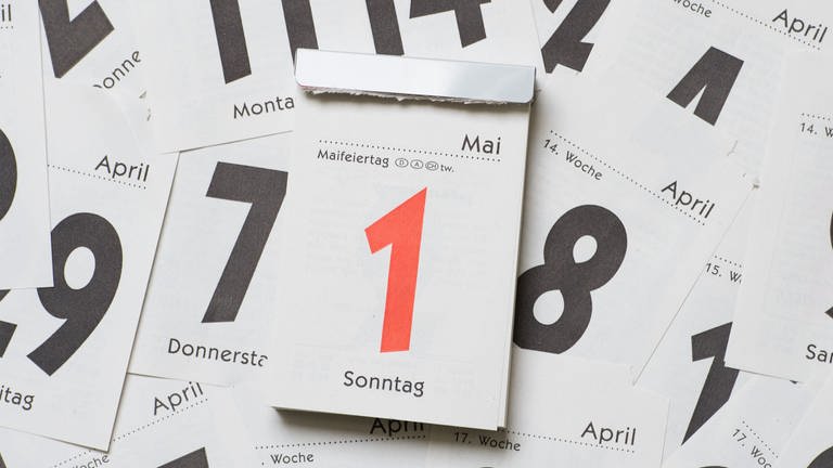  Ein Tagesabreißkalender mit dem Kalenderblatt vom 01. Mai 2016 liegt am 23.04.2016 in Dresden (Sachsen) auf einem Tisch.  (Foto: dpa Bildfunk, picture alliance / dpa | Sebastian Kahnert)