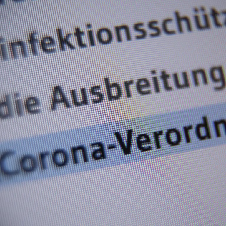 Schriftzug Corona-Verordnung (Foto: dpa Bildfunk, picture alliance/dpa | Sebastian Gollnow)