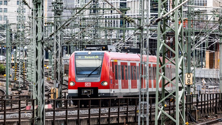 Hauptbahnhof Stuttgart mit Gleisvorfeld und einfahrenden Zügen. (Foto: IMAGO, IMAGO / Arnulf Hettrich)