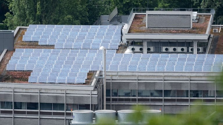 Photovoltaikmodule sind auf dem Dach des Statistischen Landesamts Baden-Württemberg in Stuttgart zu sehen.  (Foto: dpa Bildfunk, picture alliance/dpa | Marijan Murat)