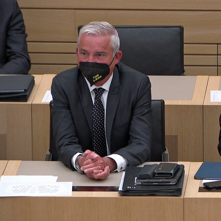Innenminister Thomas Strobl und Ministerpräsident Winfried Kretschmann sitzen im Landtag.  (Foto: SWR)