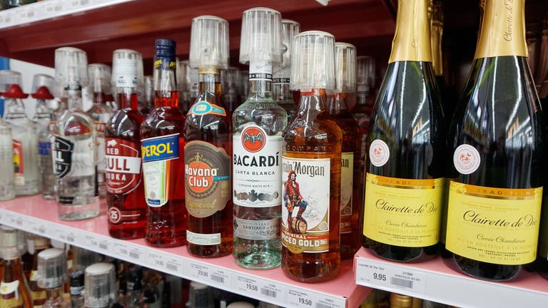 Ein Supermarktregal ist gefüllt mit alkoholischen Getränken.  (Foto: IMAGO, IMAGO / Geisser)