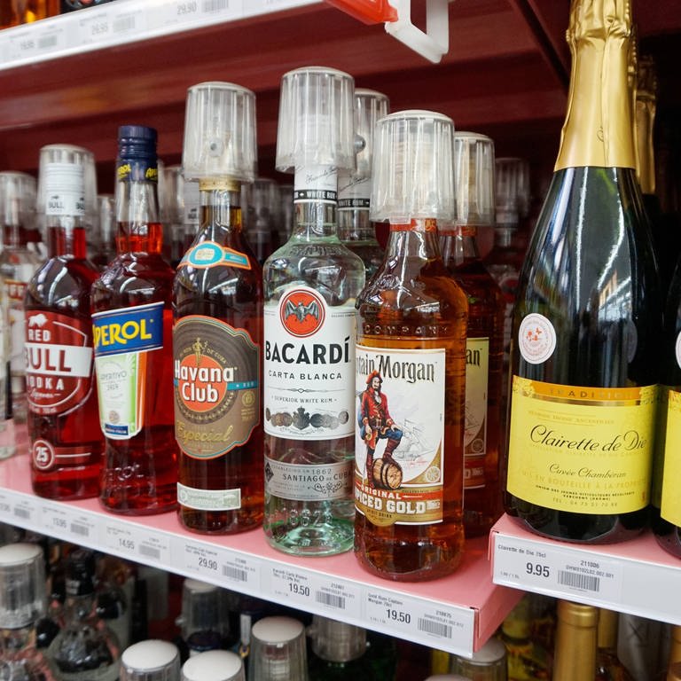 Ein Supermarktregal ist gefüllt mit alkoholischen Getränken.  (Foto: IMAGO, IMAGO / Geisser)