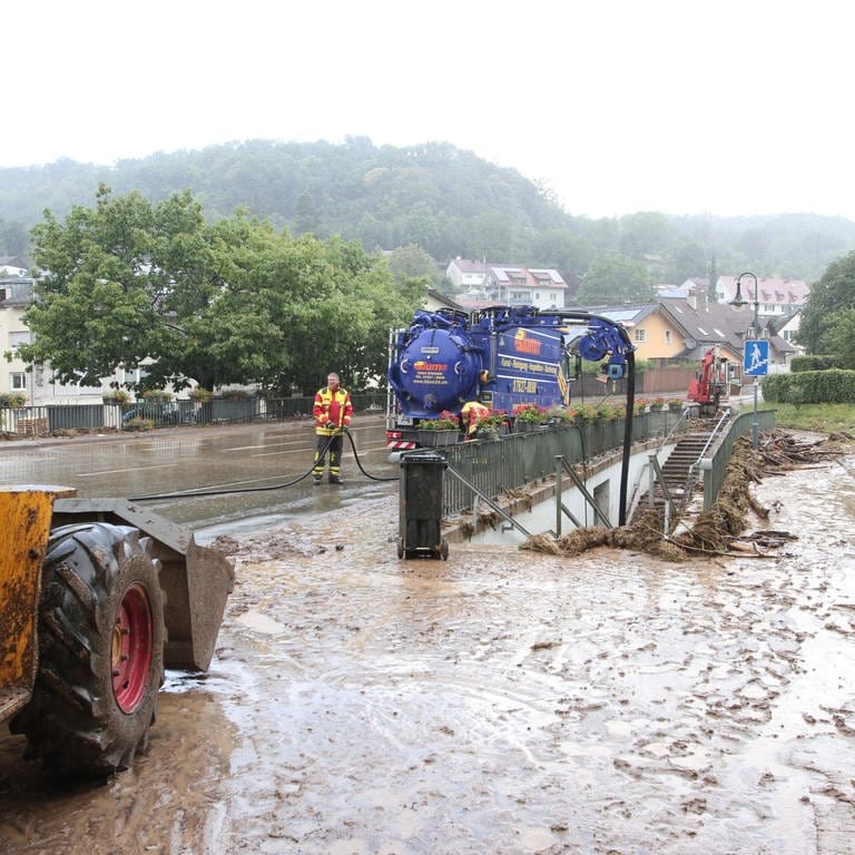 Eine Fußgängerunterführung ist Inzlingen (Kreis Lörrach) nach dem Hochwasser mit Schlamm übersät. (Foto: dpa Bildfunk, picture alliance/dpa | Thomas Reichelt)