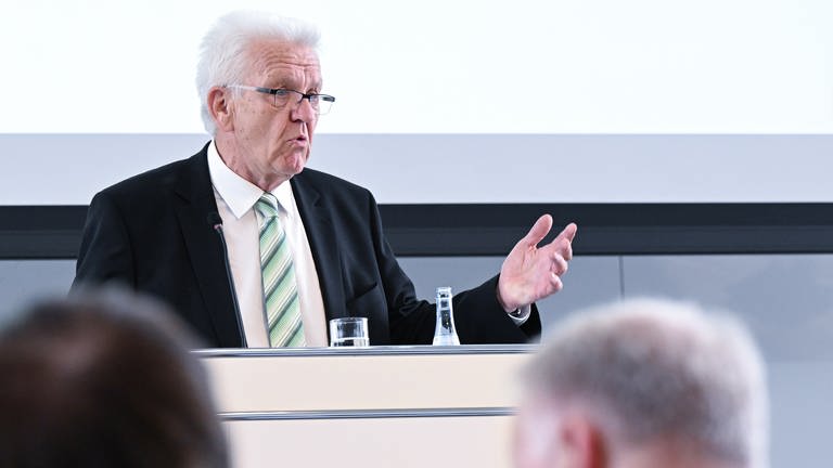 Winfried Kretschmann (Bündnis 90Die Grünen), Ministerpräsident von Baden-Württemberg, spricht bei der Mitgliederversammlung des Verbandes Südwestmetall. (Foto: dpa Bildfunk, picture alliance/dpa | Bernd Weißbrod)