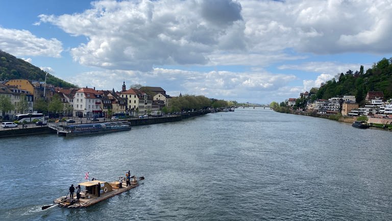 Ein Floß fährt auf dem Neckar durch Heidelberg.  (Foto: SWR, Amy De Vreese)