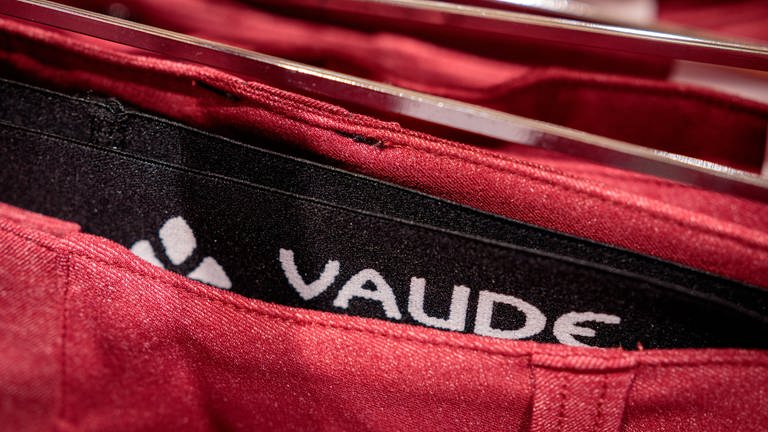 Kleidungsstücke der Marke "Vaude". (Foto: dpa Bildfunk, picture alliance/dpa | Sina Schuldt)