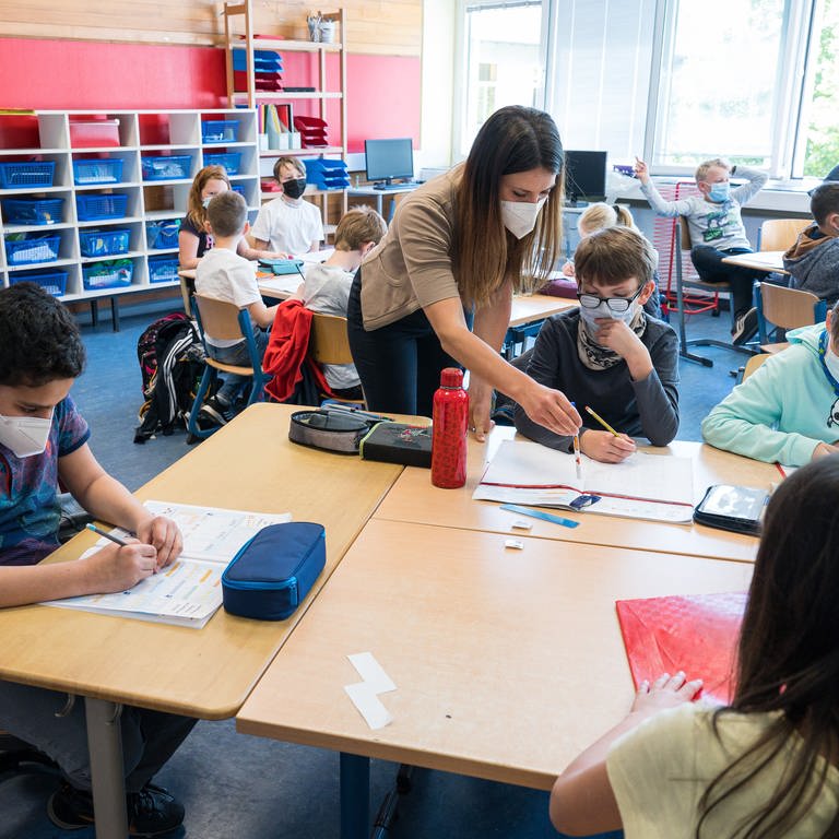 Unter Corona-Bedingungen unterrichtet eine Lehrerin in einer Grundschule (Foto: dpa Bildfunk, picture alliance/dpa | Oliver Dietze)