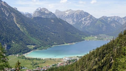 Blick vom Rofangebirge auf die Seepromenade in Maurach, das suedliche Ende des Achensees in Tirol in Östererreich. Im Hintergrund ist der Ort Pertisau und der Tristenkopf (2005 m) erkennbar