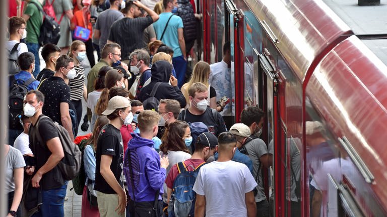 Bahnreisende steigen in einen Zug ein. (Foto: dpa Bildfunk, picture alliance / Daniel Kubirski | Daniel Kubirski)