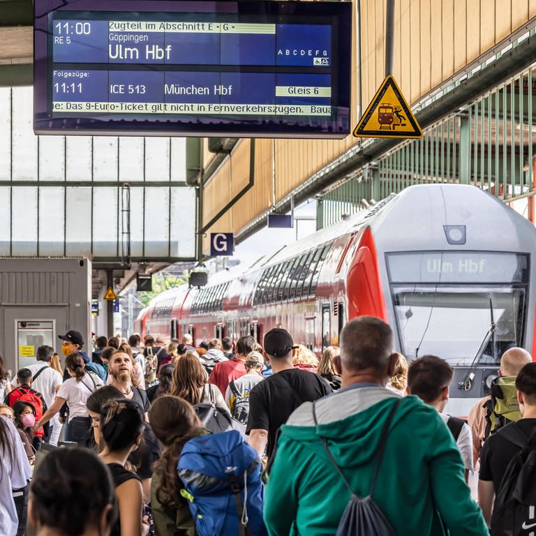 Voller Bahnsteig am Stuttgarter Hauptbahnhof am Pfingstmontag. (Foto: IMAGO, IMAGO / Arnulf Hettrich)