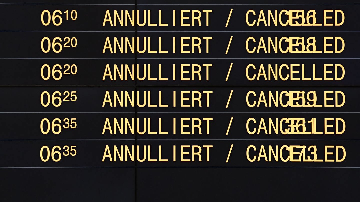 Anzeige mit annullierten Flügen am Flughafen Stuttgart wegen des Sturmtiefs 