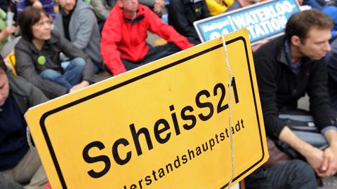 Protestschild "ScheisS21 Widerstandshauptstadt" (Foto: SWR, Franziska Kraufmann)