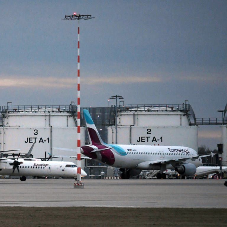 Viele Flugzeuge stehen auf dem Rollfeld des Stuttgarter Flughafens. Wegen "Sabine" wurden viele Flüge gestrichen. (Foto: picture-alliance / Reportdienste, picture alliance/Marijan Murat/dpa)