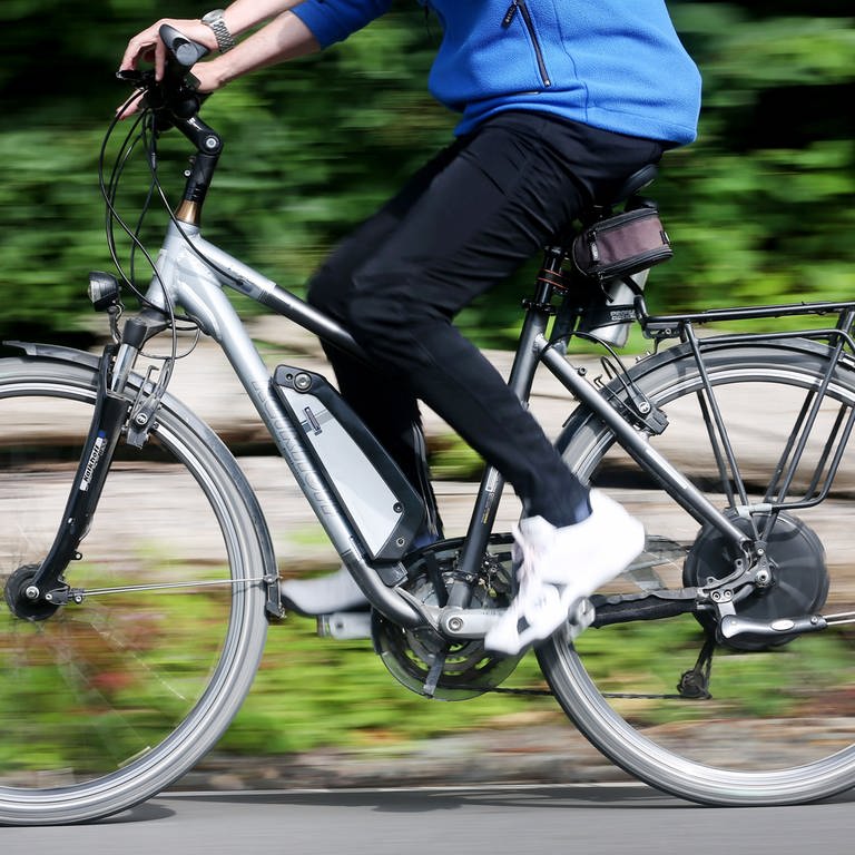 Eine Radfahrerin fährt mit einem E-Bike.  Die Zahl der Unfälle mit E-Bikes in Baden-Württemberg hat 2020 stark zugenommen. (Foto: dpa Bildfunk, picture alliance/dpa | Roland Weihrauch)