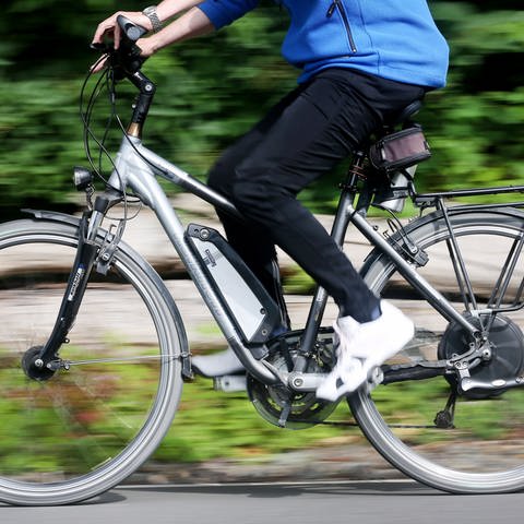 Eine Radfahrerin fährt mit einem E-Bike.  Die Zahl der Unfälle mit E-Bikes in Baden-Württemberg hat 2020 stark zugenommen.