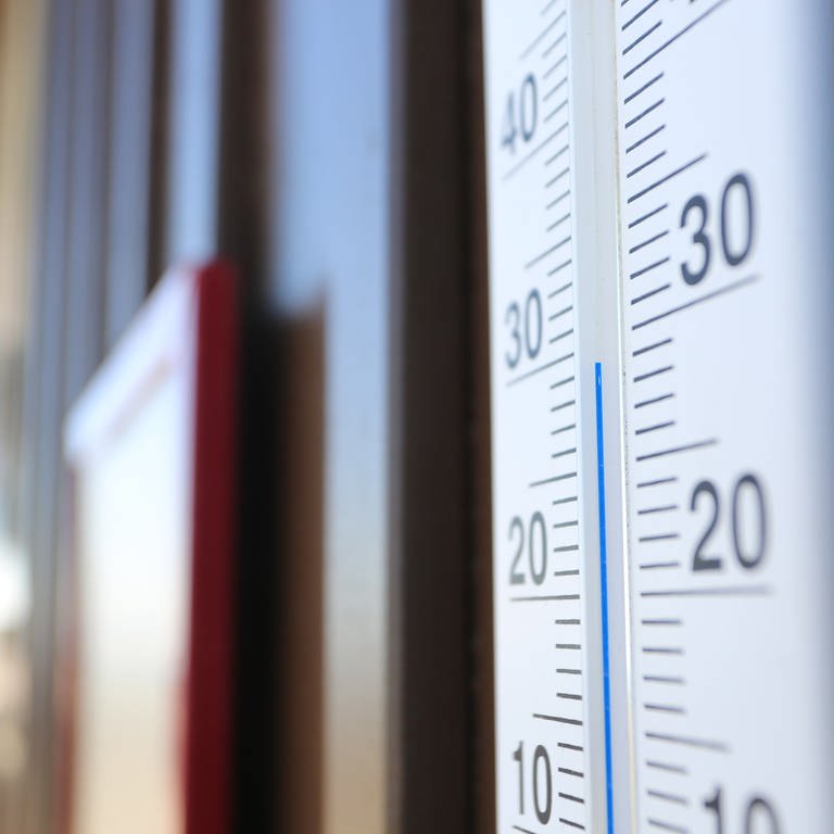 Fast 30 Grad Celsius zeigt ein Thermometer an. (Foto: dpa Bildfunk, picture alliance/dpa/dpa-Zentralbild | Matthias Bein)