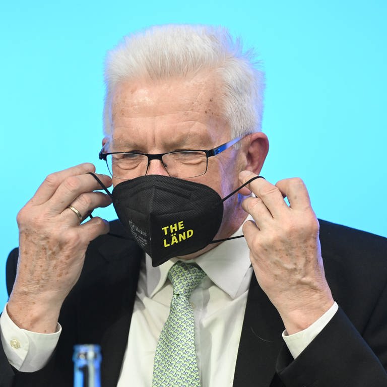 BW-Ministerpräsident Kretschmann mit Corona-Maske (Foto: dpa Bildfunk, picture alliance/dpa | Bernd Weißbrod)