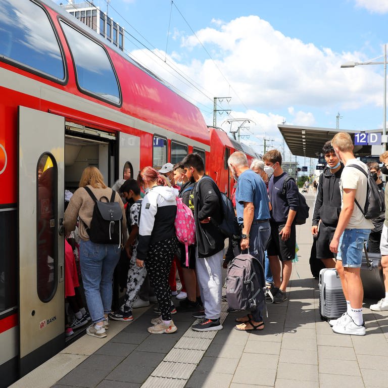 Fahrgäste warten in einer Schlange am Bahnsteig des Karlsruher Hauptbahnhofs auf den Einstieg in den Regionalexpress. (Foto: dpa Bildfunk, picture alliance / pressefoto_korb | Micha Korb)