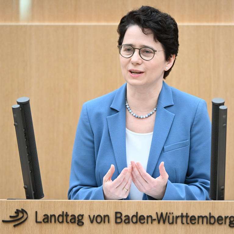 Marion Gentges (CDU), Justizministerin von Baden-Württemberg, spricht bei einer Debatte Landtag.  (Foto: dpa Bildfunk, picture alliance/dpa | Bernd Weißbrod)
