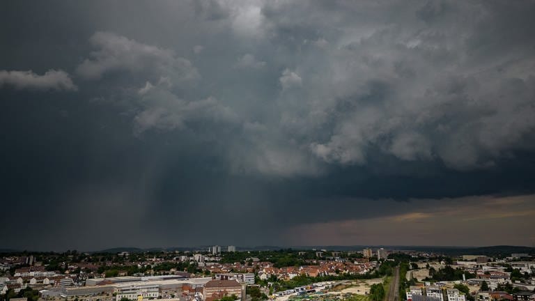 Gewitterwolken über Reutlingen am 30.06.202 (Foto: dpa Bildfunk, picture alliance / Eibner-Pressefoto | DROFITSCH/EIBNER)