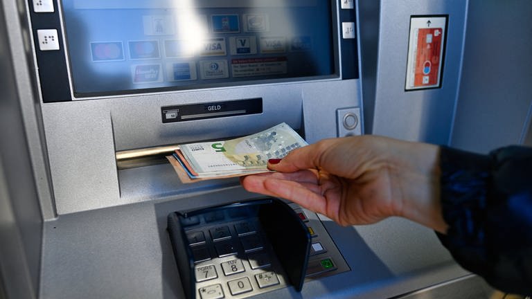 Frau zieht 100 EURO Bargeld am Geldautomat einer Sparkasse in Waiblingen (Rems-Murr-Kreis)