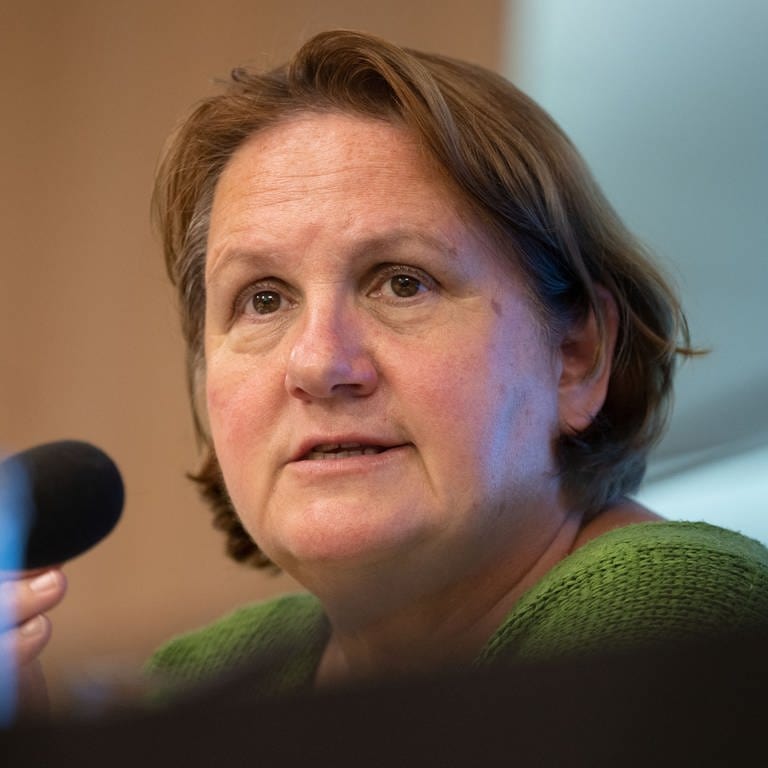 Theresa Schopper (Grüne), Kultusministerin von Baden-Württemberg, nimmt an einer Regierungs-Pressekonferenz im Bürger- und Medienzentrum des Landtags von Baden-Württemberg teil.