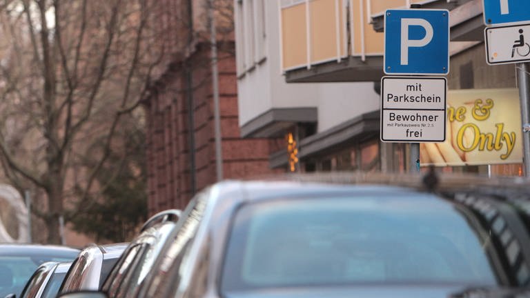 Schilder Parken mit Parkschein und Anwohnerparken in der Innenstadt von Mannheim (Foto: IMAGO, Ralph Peters)