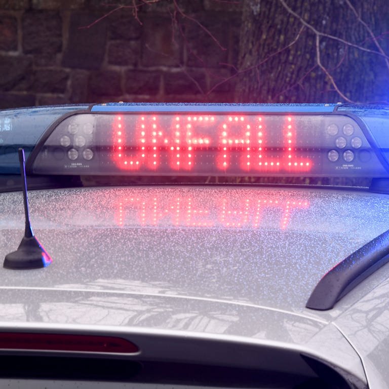 Die Leuchtschrift "Unfall" ist auf dem Dach eines Streifenwagens der Polizei zu sehen.
