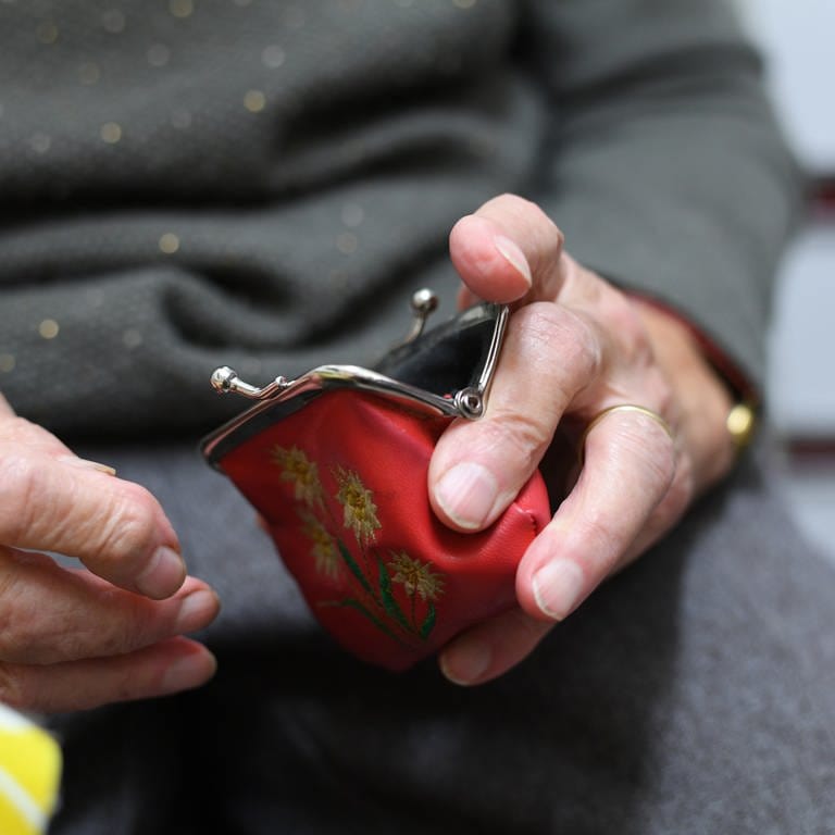 Eine Rentnerin hält in Weingarten ihren geöffneten Geldbeutel in ihrer Hand. Frauen bekommen im Schnitt nicht nur weniger Rente, sondern sorgen auch privat weniger für das Alter vor.