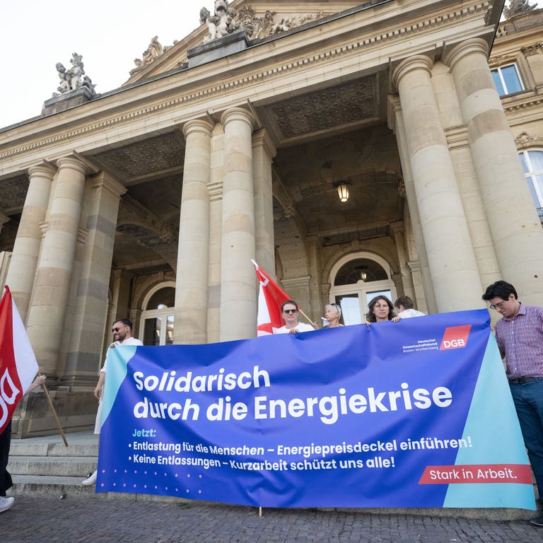 Vor dem "Gasgipfel" BW im Neuen Schloss in Stuttgart demonstrieren DGB-Mitglieder mit einem Transparent für Solidatität in der Energiekrise. (Foto: dpa Bildfunk, picture alliance/dpa | Marijan Murat)