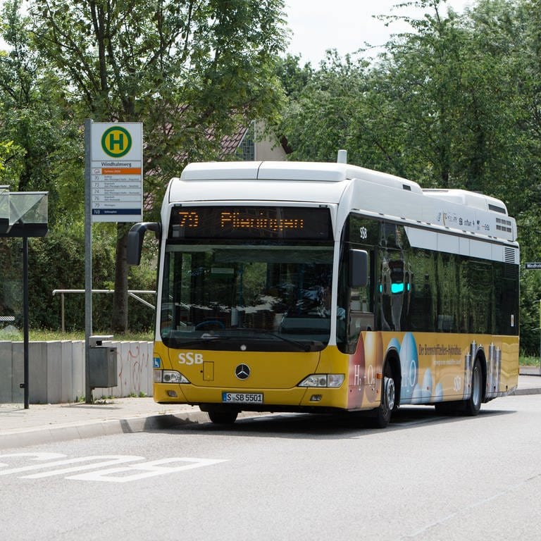 Ein Brennstoffzellen-Hybridbus der Stuttgarter Straßenbahnen AG (SSB) fährt in Stuttgart (Baden-Württemberg) an einer Bushaltestelle. 