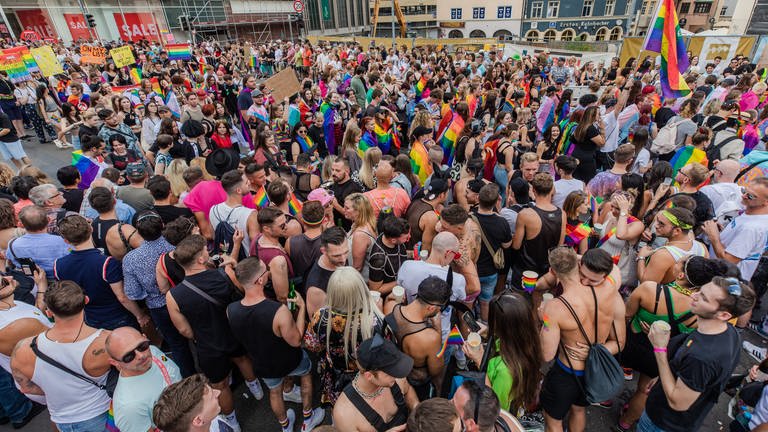 Zahlreiche Menschen nehmen an der Polit-Parade des Christopher Street Days (CSD) teil und feiern in der Stuttgarter Innenstadt.  (Foto: dpa Bildfunk, picture alliance/dpa | Christoph Schmidt)
