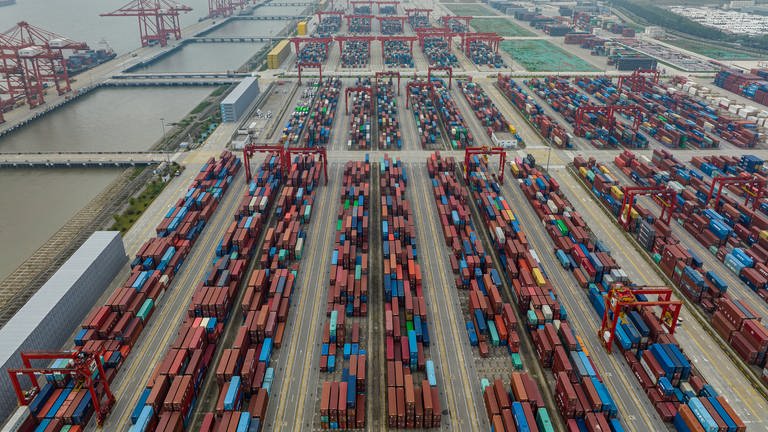 Die Wirtschaft in Baden-Württemberg schaut auf den Konflikt zwischen China und Taiwan. Hier stapeln sich Container im Hafen der chinesischen Stadt Suzhou. (Foto: dpa Bildfunk, picture alliance / CFOTO | CFOTO)
